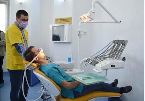 RESUSCITARE EŞUATĂ. În 2016, Primăria Oradea a încercat să salveze clinica dentară a FMF cumpărându-i, cu 15.000 euro, un aparat de inhalosedare şi oferindu-se să achite tratamentele pentru copiii cu dizabilităţi. Facultatea n-a decontat însă nici măcar un singur tratament, aşa că, un an mai târziu, Primăria şi-a luat aparatul înapoi...