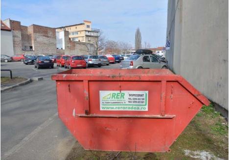 SUNAŢI AICI. Orădenii sunt îndemnaţi să anunţe la dispeceratul RER Ecologic Service (telefon 0259-433.195) când văd un container plin, pentru a fi golit rapid şi a face loc altor deşeuri