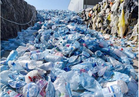 GOLITE, STRIVITE, CLĂTITE. Deșeurile reciclabile se aruncă golite și clătite, dacă e cazul, primul pas obligatoriu în industria reciclării