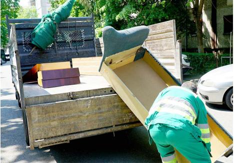 BILANȚ. În prima campanie de colectare din 2024, organizată în aprilie, RER Vest a colectat 40 de tone de deșeuri voluminoase, majoritatea fiind obiecte de mobilier, saltele și covoare. De asemenea, orădenii au predat circa 200 de litri de deșeuri periculoase, în mare parte vopsea și alte produse de amenajare interioară, ca amorsă și glet, precum și uleiuri și insecticide