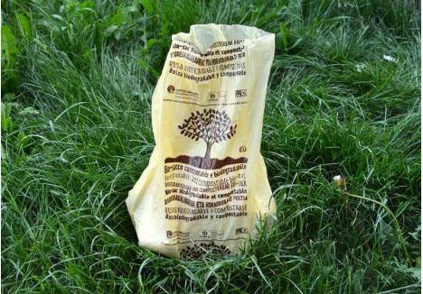 PENTRU TOŢI. RER Vest a împărţit orădenilor saci din plastic biodegradabil, care se descompun asemenea resturilor alimentare. Prin urmare, cetăţenii trebuie să îi folosească doar pentru biodeşeuri