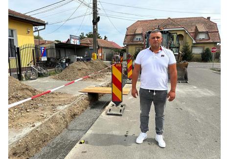 VIGILENT. Singurul reprezentant al PPR ales primar în Bihor, Dan Babău (foto), participă de un an la toate ședințele Consiliului Local și urmărește pe SEAP și în teren cheltuielile Primăriei. Așa a aflat că edilul încă în funcție l-ar putea lăsa fără bani. „Aruncă 600.000 lei pe repararea unei străzi făcute acum vreo 6-7 ani”, reclamă Babău