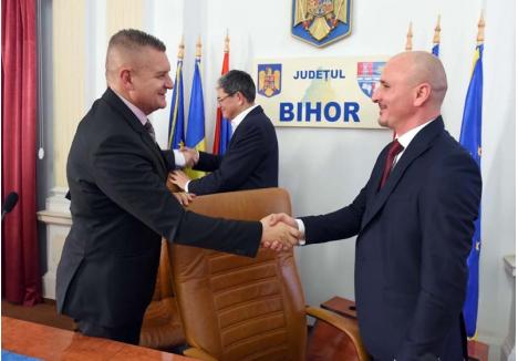 ÎNCEPUT DE DRUM. La învestire, ministrul Marcel Boloş (fundal) şi predecesorul Ioan Mihaiu (stânga) i-au recomandat "echilibru" noului prefect Dumitru Ţiplea (dreapta), iar acesta a promis "un mandat de construcţie"