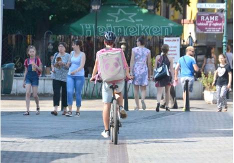 FACEŢI LOC! Curierii pe biciclete sunt revoltaţi că le-a fost interzisă circulaţia pe Corso. "Ar trebui să existe măcar o bandă, ca să nu ocolim tot centrul. Când are loc un accident de maşină nu închide nimeni toată şoseaua şi definitiv", protestează managerul Eastride Oradea, Joó Árpád