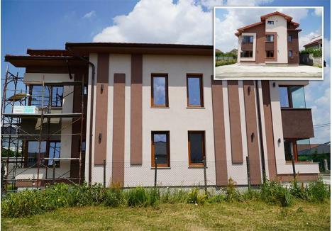 LATERAL E... LEOPARDUL. De la stradă, vila familiei Rosmenteniuc-Bogdan nu diferă mult de cele ale vecinilor. Din lateral, însă, se vede că locuinţa unifamilială este, de fapt, un duplex, cu mai multe apartamente. De altfel, casa e uriaşă: ridicată pe un teren de 521 metri pătraţi, construcţia pe cele două niveluri are 453 mp. Cât să ajungă unei familii, pretind proprietarii...