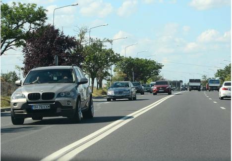 DRUMUL ACASĂ. Mii de orădeni fac naveta zilnic în localităţile-dormitor din jurul oraşului, aglomerând traficul. "Totul e să eviţi orele de vârf. Dacă dimineaţa nu porneşti de acasă înainte de ora 7:30, faci şi jumătate de oră până în Oradea, indiferent că vii din Sântandrei, Episcopia sau Oşorhei", spune un fost orădean