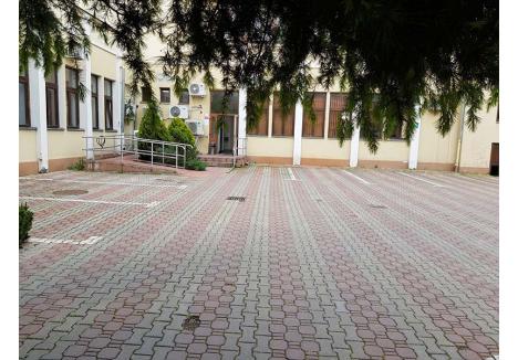 ...PLEACĂ DEVREME. După ora 16.00, când se încheie programul de lucru al instituţiei, parcarea CJ Bihor rămâne pustie precum terenul unei echipe de fotbal care parcă nici nu s-a prezentat la meci