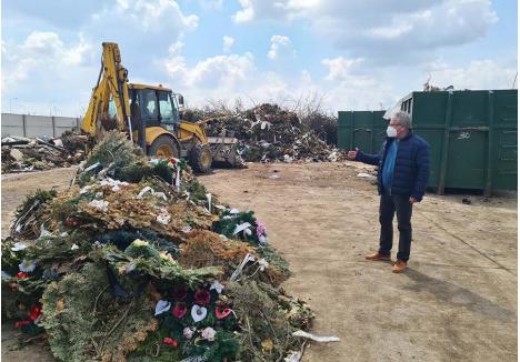 INTERZIS! Începând din luna iunie, accesul în Cimitirul Municipal cu coroane din plastic sau cu inserţii din sârmă va fi interzis. "Nu mai putem aşa! În trei zile se adună de pe morminte un munte de deşeuri ce nu pot fi reciclate şi pentru depozitarea cărora trebuie să plătim bani grei", zice directorul ADP Oradea, Liviu Andrica