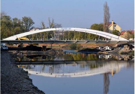 CAP DE POD. Construirea Podului Centenarului este între primele proiecte europene finanţate în actualul ciclu bugetar 2014-2020, cu 2,9 milioane euro. "Ne propunem ca pe 22 noiembrie să deschidem circulaţia pe pod", spune primarul Ilie Bolojan