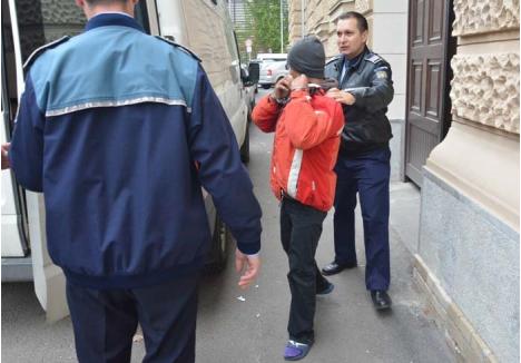 RUŞINOSUL. Iosif Şimon (foto) a fost prezentat marţi, 25 octombrie, la Tribunalul Bihor, unde a cerut anularea mandatului de arestare emis pe numele său. Solicitarea i-a fost, însă, respinsă. Zmeu în faţa propriei copile, pe care o nenorocea în bătaie dacă nu-i satisfăcea poftele murdare, bărbatul s-a ruşinat, brusc, ferindu-şi privirea de obiectivul fotografului BIHOREANULUI