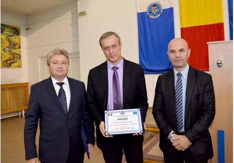 EXCELENȚĂ... PENALĂ. Ioan Hathazi (mijloc) era premiat în 2016 de șefii Universității, rectorul Constantin Bungău (stânga) și președintele Senatului, Sorin Curilă (dreapta), pentru excelență în cercetarea științifică. Ce nu se știa atunci era că profesorul se „specializa” și în fraudarea fondurilor europene...