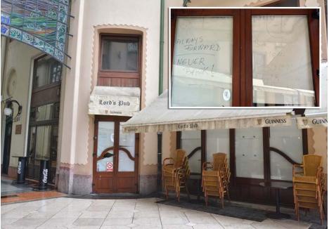 CLOSED! Lunea trecută, cel mai longeviv local din Oradea avea geamurile acoperite cu hârtii albe. Pe una dintre ele, angajaţii au mâzgălit "Always forward, never back. See you soon!", adică "Mereu înainte, niciodată înapoi. Ne vedem curând!"