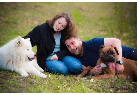 ÎN FAMILIE. Iubitori de animale, soţii Dana şi Petru Roman au o misiune comună: să găsească familiile potrivite pentru cât mai mulţi câini fără stăpân