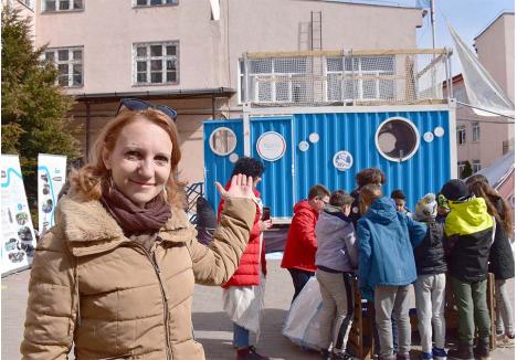 RECICLARE ÎN CURTEA ŞCOLII. În luna martie, Timea Székely-Farkas (foto) a adus "corabia reciclării" în curtea Şcolii Szacsvay Imre, pentru ca elevii să vadă cu ochii lor cum deşeurile din plastic se transformă în ghivece de flori sau liniare 