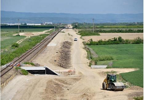 BALAST PENTRU CFR. Modernizarea și electrificarea liniei CFR Cluj-Episcopia Bihor presupune și un consum uriaș de piatră spartă și alte agregate, necesare la terasamente și fundații. La fel ca alte șantiere de amploare din Bihor, și acesta alimentează „nebunia” balastierelor care strică viața localnicilor