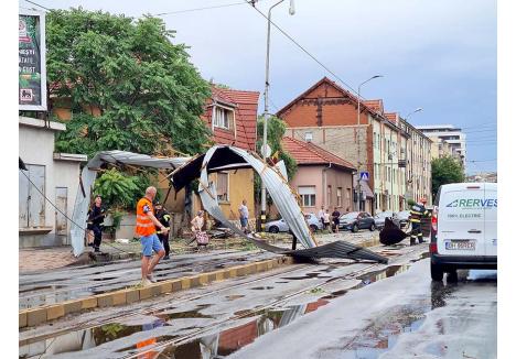 Bulevardul Decebal a fost paralizat în apropierea intersecției cu strada Tudor Vladimirescu după ce acoperișul din tablă al unei firme a ajuns pe liniile de tramvai și pe carosabil