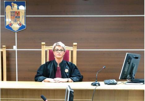 CARIERĂ ÎN JOC. Fost judecător la Focşani şi Bucureşti, din 2018 la Tribunalul Bihor, Georgeta Ciungan (foto) are reputaţia unui magistrat integru şi curajos. „Şi-a pus în joc cariera”, consideră un avocat, avertizând că refuzul ei de a aplica deciziile CCR o face vinovată, din start, de abatere disciplinară (foto: Info-Sud-Vest)