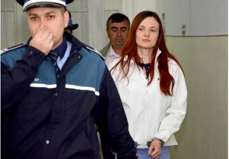DESPĂGUBITĂ. Achitată, în ciuda faptului că a asistat la uciderea mamei sale și a fugit cu soțul criminal, Krisztina Pazurik (foto) a deschis proces în pretenţii împotriva Statului, obţinând despăgubiri civile şi morale în valoare de 59.529 lei pentru „eroarea judiciară” comisă în cazul său, din pricina căreia a stat arestată din 7 decembrie 2012 până pe 23 decembrie 2013, când Curtea de Apel Oradea a clasat dosarul ei și a dispus să fie pusă în libertate. Suma cerută a fost mult mai mare. „Instanţa a acordat daune morale în sumă modică, mai mult au fost cheltuielile cu avocaţii”, spune avocatul femeii, Cristian Rusu