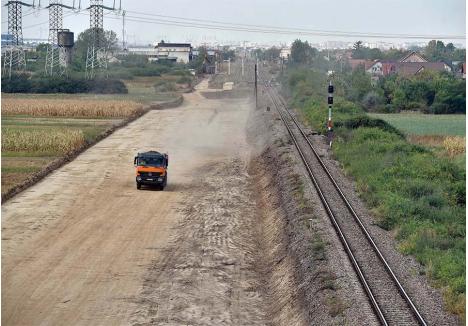 DUBLARE. În Bihor linia feroviară va fi dublată pe aproape 18 km între Telechiu și Oșorhei, șantierul putând fi văzut de pe recent deschisa centură Oșorhei. Noul fir va fi construit paralel cu cel existent, care ulterior va fi și el reabilitat 