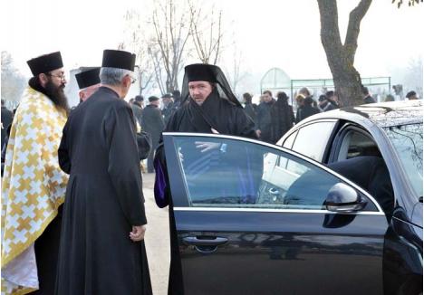 ACUM ORI NICIODATĂ! Alegerile de săptămâna aceasta constituie una din rarele ocazii în care PS Sofronie (foto) mai poate părăsi Oradea prin avansarea în rang. Mitropoliţii în funcţie sunt bărbaţi încă în puterea vârstei, fapt pentru care vor mai trece decenii întregi până la vacantarea următorului post mai înalt...