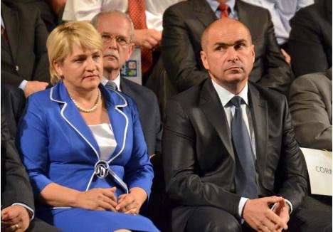 JOS BOLOJAN! Pe Ilie Bolojan eşecul PNL l-a făcut să plece din conducerea partidului, pe Lucia Varga nu. Rămasă vicepreşedintă pentru a "ajuta partidul să-şi recâştige credibilitatea", Varga l-a somat pe "dictatorul" care n-a pus-o pe liste să lase şefia PNL Bihor oricărui alt primar din judeţ