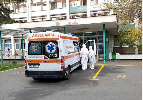 PE INVERS. Deşi ambulanţele aduc zilnic la Spitalul Municipal zeci de pacienţi cu Covid, unii dintre ei şi rudele lor tot nu "cred" în puterea ucigătoare a virusului