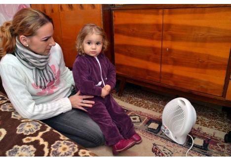 CASA FRIGULUI. Zeci de mii de orădeni au tremurat de frig săptămâna trecută în case. "Ţin toată ziua radiatorul în priză, iar copilul este tot timpul îmbrăcat gros ca să nu se îmbolnăvească", se plânge Beatrix, mama unei fetiţe de doi ani