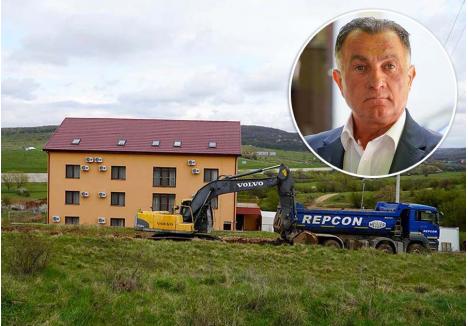 HOȚ DE LUX. Construit sub pretextul unui „Centru de formare profesională”, hotelul ABA din Băile Felix destinat ștabilor din sistem a ajutat firmele lui Dorel Dume să câștige peste 321.760 lei pentru dotarea cu lenjerie, tacâmuri, veselă, televizoare, ba chiar și pubele, toate la prețuri umflate. Dume nu s-a abținut să nu fure de două ori: după ce una dintre firmele pe care le controla a cumpărat de la Selgros 6 pubele de 120 litri cu 100 lei bucata, le-a revândut „Centrului” cu 252 lei bucata, ca fiind de... 360 de litri