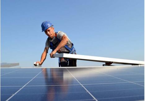 PARIUL PE SOLAR. Criza energetică face panourile solare tot mai atractive. „Cine așteaptă o ieftinire se înșală. În următorii 2-3 ani, prețurile panourilor solare vor crește, pe fondul cererii tot mai mari în toată Europa”, spune directorul tehnic al Sustainable Power, Marian Magda