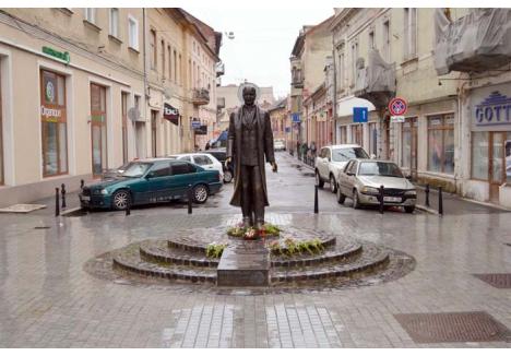 ORĂDEAN GET-BEGET. Avocat, politician şi artizan al Marii Uniri, Aurel Lazăr a fost orădean get-beget. "A fost un om sobru şi activ. Statuia din strada Republicii îl reprezintă foarte bine", spune muzeograful Emil Groza