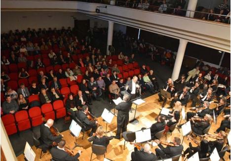CU GOLURI. Deşi în Joia Mare la Filarmonică s-a interpretat "Messa da Requiem" de Verdi, cu peste 130 de muzicieni, inclusiv colaboratori şi invitaţi, sala Enescu-Bartok n-a fost nici pe departe plină