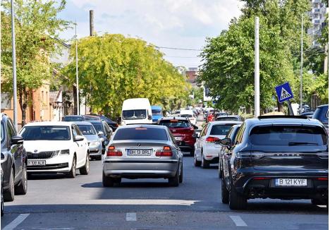 OCOLIȚI! Vinerea trecută, mașinile circulau bară la bară pe strada Oneștilor. Traficul s-a aglomerat pentru că străzile Meșteșugarilor și Aradului au fost închise pentru asfaltare