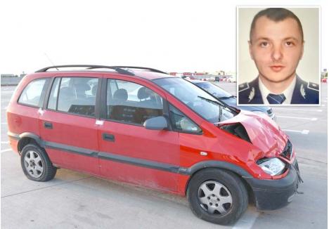 DAUNĂ MAJORĂ. Maşina furată de cei trei adolescenţi, un Opel Zafira (foto), a rămas în parcarea Pieţei 100, distrusă aproape în totalitate. Pe parbrizul spart încă se vede dâra de sânge lăsată de poliţistul Octavian Popa (medalion), luat pe capotă şi aruncat pe şosea mai bine de 15 metri. Vineri, pe pagina de Facebook a Poliţiei Române a apărut o imagine cu tânărul poliţist orădean, iar alături de fotografie, colegii subofiţerului au scris „Tavi, eşti eroul nostru! Însănătoşire grabnică! Meseria de poliţist implică multe riscuri”
