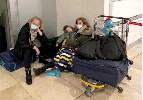 „UN COȘMAR”. Familia lui Mircea Ursuța a petrecut o noapte în aeroportul din Madrid, unde nu era niciun reprezentant Wizz Air care să-i fi anunțat că zborul spre Sibiu a fost anulat și să-i fi oferit sprijin. „A fost un coșmar. Am dormit pe jos, cu un copil de nici 3 ani, cu soția și soacra de 71 ani, fără nicio informație de la Wizz”, acuză orădeanul