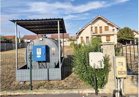 MAI AȘTEAPTĂ. Locuitorii din Nojorid, Oșorhei și Paleu au șanse reduse la gaz din acest an. Optimiștii care au mizat pe noile rețele încă de acum doi ani și și-au înlocuit vechile centrale pe lemne ori peleți cu unele pe gaz îl cumpără de atunci la butelie ori la cisternă, mult mai scump decât cel din rețele, cu preț plafonat...