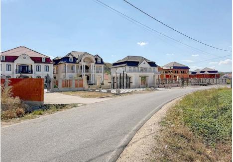 PE CONT PROPRIU. Locuitorii cartierului palatelor din Șoimi recunosc că n-au construit cu acte, dar pretind că plătesc dările locale, de care sunt nemulţumiţi pentru că primarul Ioan Vaida „ştie doar să ceară bani” şi nu le asigură condiții elementare: „Alte comune, mai sărace, mai vai de ele, au canalizare, apă, gaz. Noi n-avem nimic. Nu face nimic primarul ăsta!”, zice unul dintre săteni