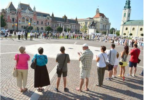 RUGĂCIUNE PENTRU LADISLAU. Circa 150 de etnici maghiari s-au rugat şi au cântat Imnul Ungariei în Piaţa Unirii, pe o căldură sufocantă, la al doilea protest organizat săptămâna trecută de reprezentanţii PPMT, pentru a atrage atenţia municipalităţii asupra doleanţei comunităţii. „Vom protesta până când ne ascultă cineva”, promite preşedintele PPMT, Csomortányi István