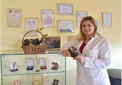 INVENŢII CU PIAŢĂ. Simona Bişboacă (foto) a inventat în zece ani peste 30 de produse, de la suplimente alimentare la cosmetice, toate pornind de la nevoile consumatorilor. Lista este deschisă de Antioxi Vita, cel mai puternic anti-oxidant de pe piaţa românească, recomandat inclusiv în recuperarea pacienţilor cu afecţiuni oncologice, Propolis Esenţa, fabricat cu apă în loc de alcool pentru a fi tolerat mai uşor de copii, şi Fructonata obţinută fără fierbere şi conservanţi, pentru a păstra calităţile fructului proaspăt cules