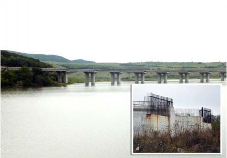 PRADĂ RUGINEI. Înainte să plece, Bechtel a realizat cea mai spectaculoasă lucrare a Autostrăzii Transilvania, viaductul de 1,7 km peste acumularea hidrotehnică din Suplacu de Barcău. Lăsate baltă din 2011, celelalte structuri sunt însă mâncate de rugină, iar de un an antreprenorii spanioli şi români încă nu au aflat ce mai pot folosi din "greaua moştenire" găsită pe şantier