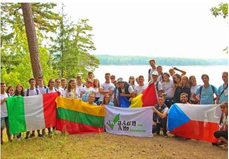 ÎMPREUNĂ. În proiectele Erasmus Youth Exchange, tinerii învaţă să lucreze în echipă, dar şi că prietenia nu are graniţe. De pildă, tinerii bihoreni plecaţi toamna trecută în Lituania (foto) au învăţat, alături de colegi de generaţie din alte ţări, care le sunt drepturile de cetăţeni europeni