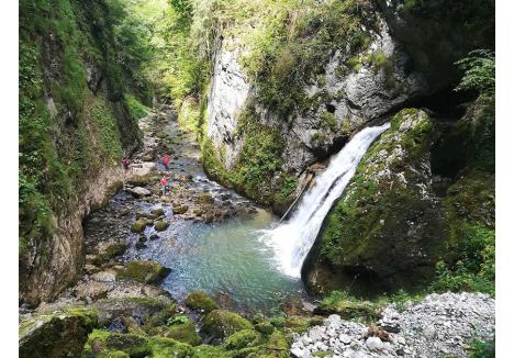 O PERLĂ ÎN MUNŢI. Zona de suflet a exploratorului armean a fost cea străbătută de Valea Galbenei, unde a creat un traseu pentru turişti, una dintre atracţiile deosebit de frumoase fiind Cascada Evantai