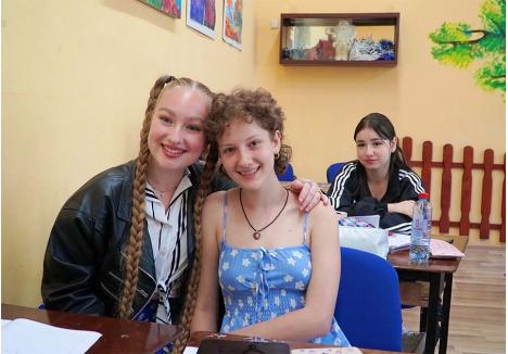 PRIETENIE. Yeva Mysnyk (dreapta) s-a împrietenit rapid cu noii colegi de clasă, pe care îi aseamănă cu prietenii de acasă, din Kiev. Printre ei se numără şi Giulia Secara (stânga), care îi traduce lecţiile în timpul orelor predate de profesori care nu vorbesc engleza 
