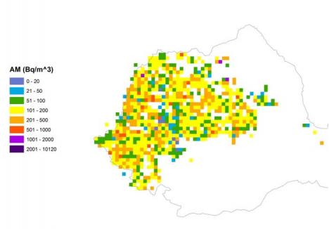 ZONE CU PROBLEME. Prima hartă a poluării cu radon din România, realizată de cercetătorii Universităţii Babeş-Bolyai şi finalizată deocamdată pentru 18 judeţe, arată că cele mai contaminate localităţi din Bihor sunt în zona Ştei-Băiţa şi în sud-vestul judeţului. Autorii preferă să nu le nominalizeze, pentru că n-au făcut măsurători decât în câteva case. "Soluţia cea mai bună pentru a afla riscul expunerii la radon este să măsurăm fiecare radonul în casa în care locuim", spune coordonatoarea studiului