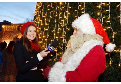 INTERVIU CU MOŞU’. Aflând că Moş Crăciun a sosit în Cetate, unde municipalitatea a organizat în premieră anul acesta un târg dedicat sărbătorilor de iarnă, Yvette Mîrza s-a grăbit să-i ia un interviu. Bătrânul de la Polul Nord i-a dat veşti bune: toţi copiii îşi vor primi anul acesta cadourile!