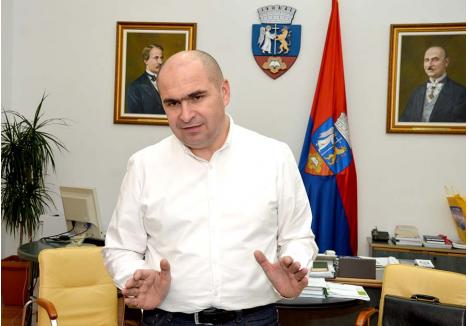 BOLOJAN ILIE GAVRIL. Născut în Birtin (Vadu Crişului) acum 51 de ani, Ilie Bolojan a absolvit Liceul Gojdu din Oradea (1987) şi două facultăţi urmate în paralel la Timişoara (Mecanică şi Matematică). A fost consilier local în Aleşd (1996-2000), consilier judeţean (2004-2005), prefect al judeţului Bihor (2005-2007), secretar general al Guvernului (2007-2008) şi primar al Oradiei (ales în 2008, 2012 şi 2016)