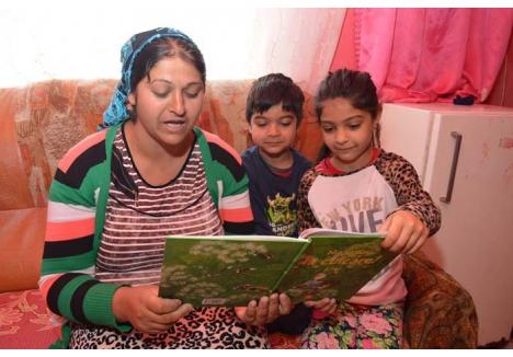 PARTE DE CARTE. Până anul trecut, în locuinţa familiei Lingurar n-a existat nicio carte, dar copiii au început să aducă de la grădiniţă tot felul de jucării educative şi cărţi. Poveştile dintre coperţi şi visul că pruncii ei pot ajunge "ca lumea" o fascinează pe Linda Lingurar atât de tare încât le citeşte zilnic micuţilor Marcu şi Samira
