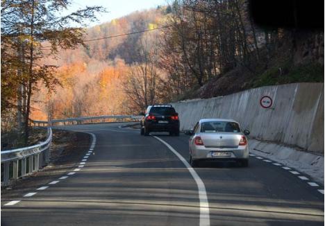 O EXCEPŢIE. DJ 763 Pietroasa-Padiş este unul dintre puţinele drumuri realizate în Bihor ca la carte după 1989. La aproape trei ani de la darea în folosinţă, pe carosabil nu a apărut încă nicio groapă, ceea ce pentru România echivalează aproape cu un miracol