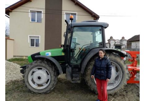 UN TRACTOR, DOUĂ TRACTOARE. Microîntreprinderea prin care Monica Mălan (foto) şi soţul său cultivă 400 hectare în Alparea s-a dotat anul trecut cu un tractor cumpărat pe banii Fondului European pentru Agricultură şi Dezvoltare Rurală, iar acum îşi ia încă unul. „Mai mult de două săptămâni n-am umblat după acte", spune femeia. A meritat, de vreme ce primeşte jumătate din cei 250.000 euro necesari achiziţiei 