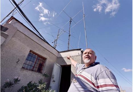 PARADOX. Paul Spitzer (foto) a montat legal pe bloc antenele stației radio în 1996. Acum ar putea fi obligat să le desființeze, deși activitatea sa a fost declarată „de utilitate publică”, iar statul cere instituțiilor, firmelor și cetățenilor „să sprijine montarea antenelor pe blocuri”