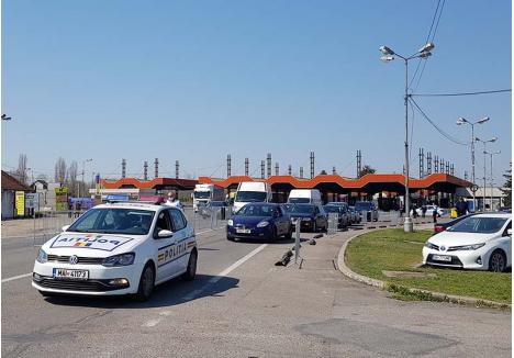 RAPID. Poliţia şi Jandarmeria escortează zilnic cel puţin 20 de convoaie din vama Borş spre centrele de carantină sau către alte judeţe, aşa încât "repatriaţii" să stea cât mai puţin în contact unii cu alţii şi cu personalul de ordine